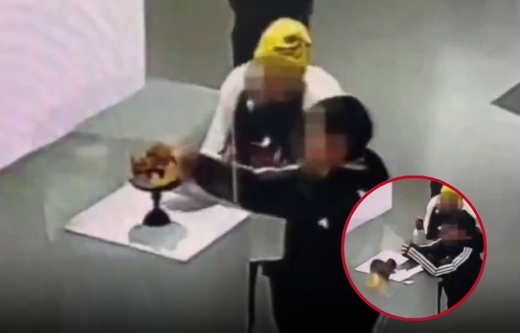 Niño causa accidente en museo de China y derriba corona valuada en 320 mil dólares