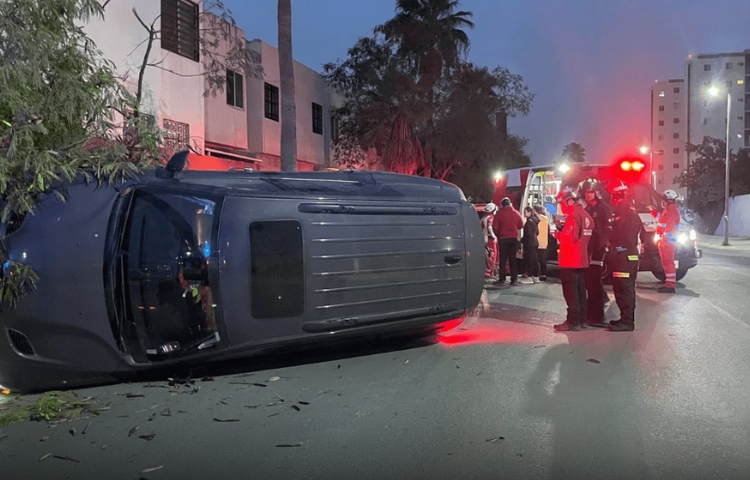 Mujer vuelca su camioneta tras chocar contra un árbol en Monterrey