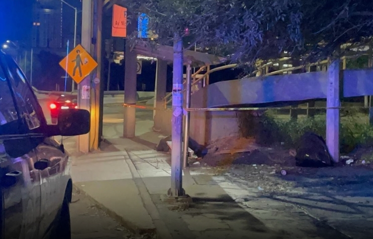 Hallan a hombre sin vida en puente peatonal de Garza Sada