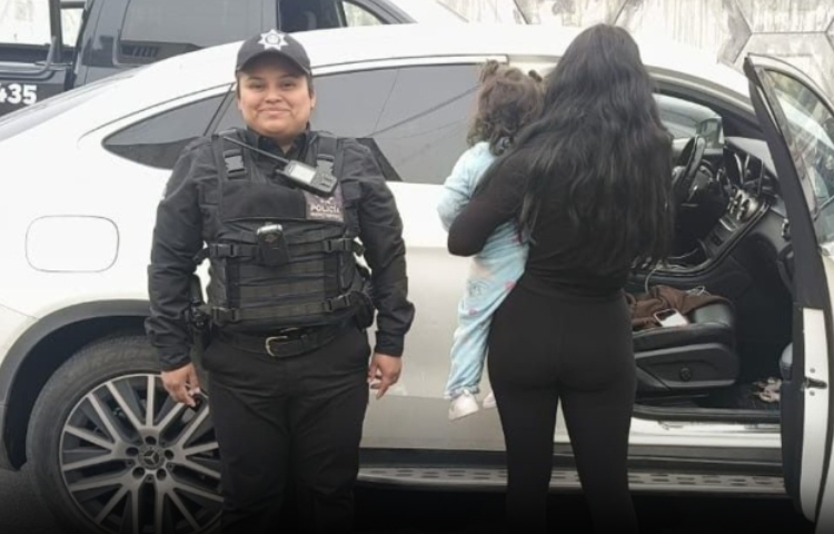 Policías municipales liberan a niña de dos años atrapada dentro de su auto