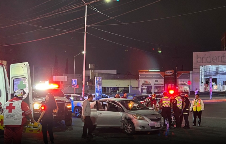Conductora sufre crisis epiléptica y ocasiona accidente vial en Monterrey