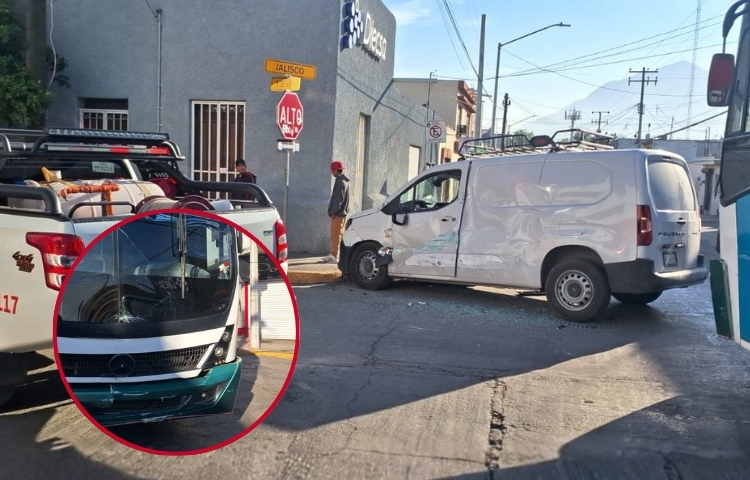 Camión urbano choca con camioneta y deja siete lesionados en Mty