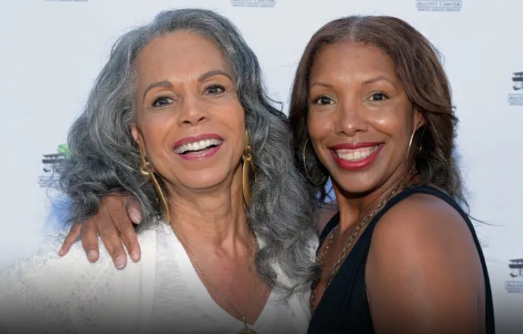 Mujer adoptada descubre que la protagonista de su serie favorita era su madre biológica