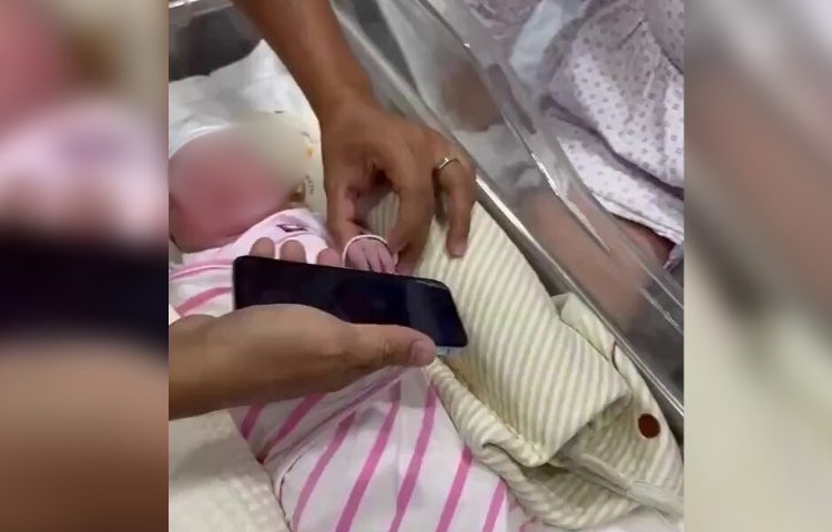Bebé recién nacida ‘elige’ su nombre con un celular y el video se vuelve viral