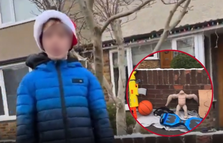 Niño conmueve al vender sus juguetes para regalar algo especial a su madre