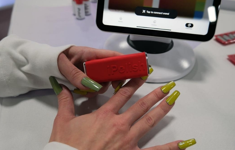Uñas del futuro: cambian de color con una app y sin esmalte