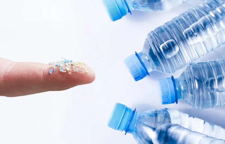 Beber agua embotellada podría llenar tu cuerpo de microplásticos
