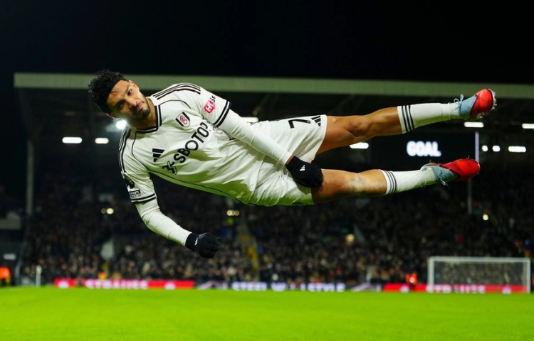 Raúl Jiménez hace historia en la Premier y sigue escalando entre los goleadores latinos