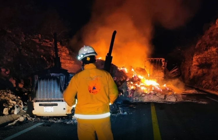 Tráiler choca y se incendia en la carretera libre Monterrey–Laredo