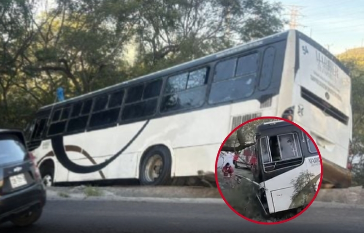 Unidad de transporte de personal sufre percance vial en Monterrey