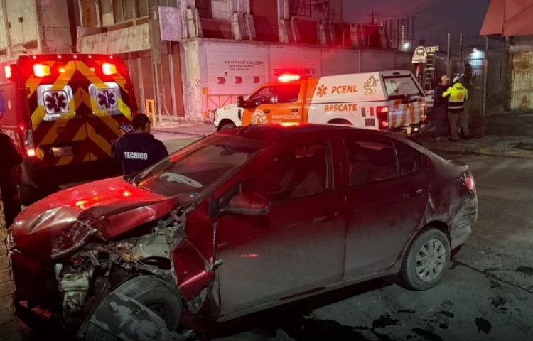 Auto se estrella contra barda en Manuel L. Barragán, Monterrey