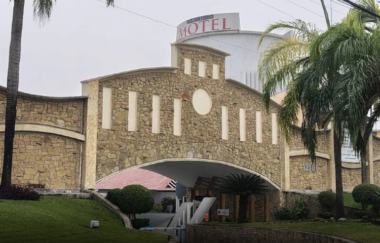 Encuentran a hombre sin signos vitales en motel de Monterrey