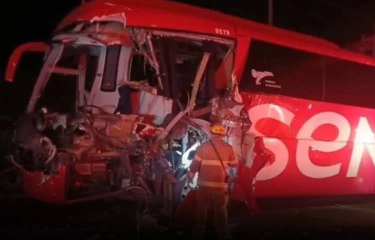 Autobús con 34 pasajeros sufre accidente en la Carretera Nacional