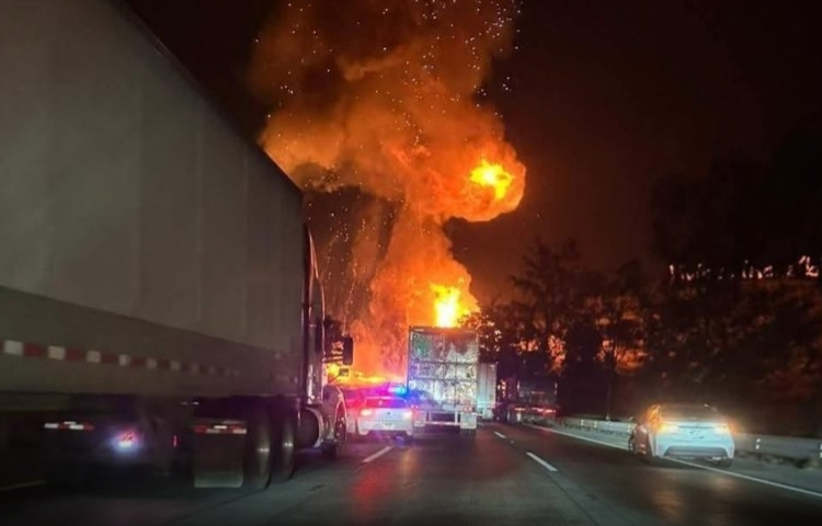 Accidente de pipa con gas provoca incendio y caos vial en la México–Querétaro