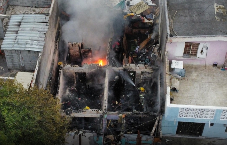 Bomberos sofocan incendio en vivienda de Monterrey
