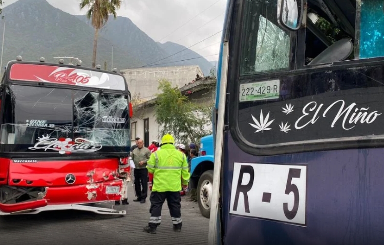 Choque de rutas urbanas deja cinco pasajeros heridos en Monterrey