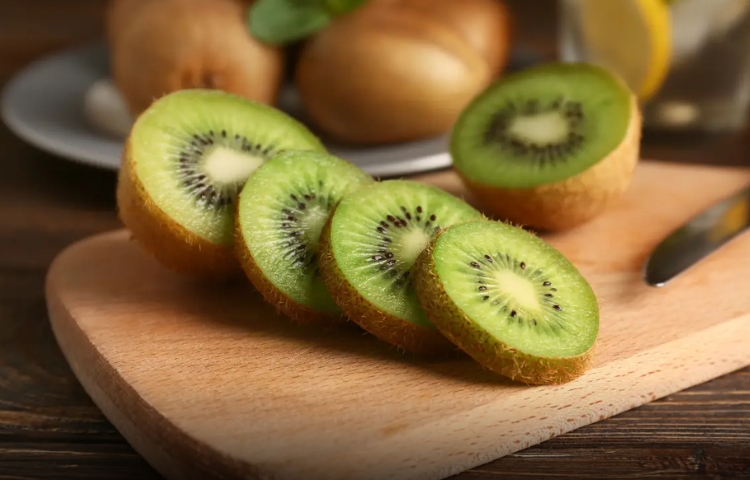 Por qué especialistas recomiendan comer dos kiwis al día y cómo impacta en la salud