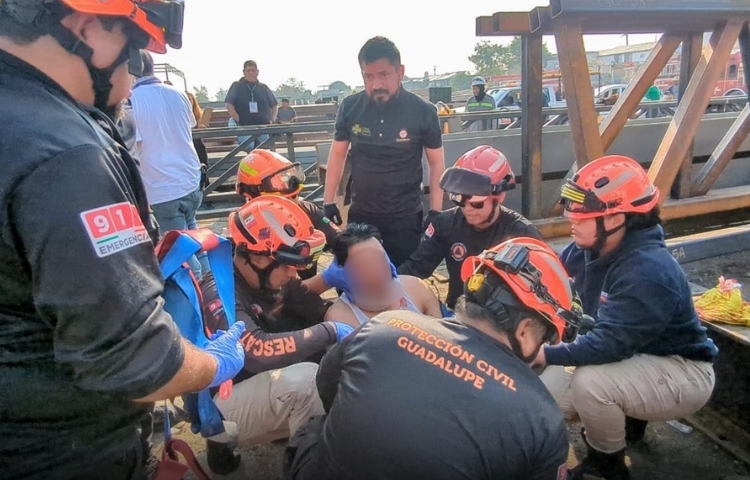 Accidente laboral deja a soldador herido en obra de Guadalupe