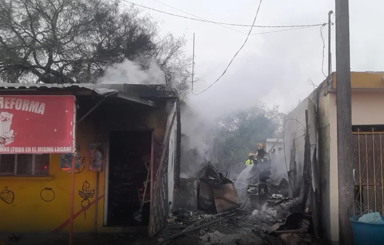 Fuego consume frutería y se extiende a viviendas en el centro de Apodaca