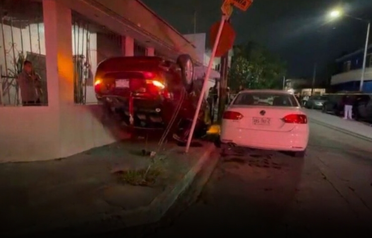 Vuelca auto y colisiona contra vivienda en San Nicolás