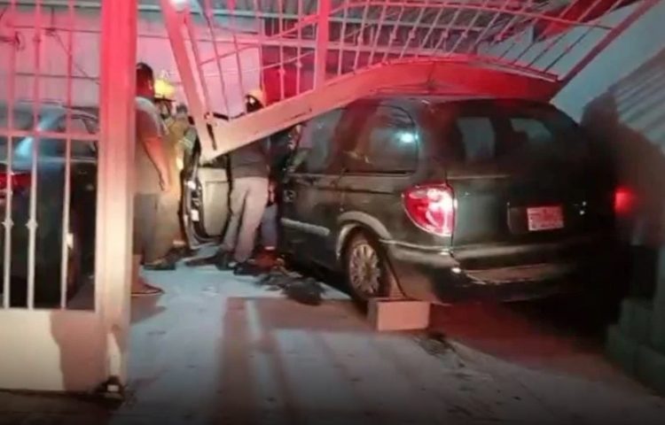 Hombre choca contra su casa al confundir freno con acelerador en Guadalupe
