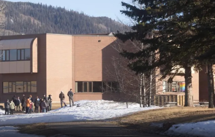 Diez personas pierden la vida en tiroteo dentro de escuela canadiense