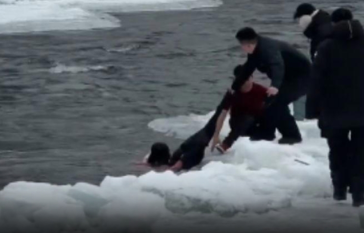 Turistas rescatan a madre e hija arrastradas por río congelado