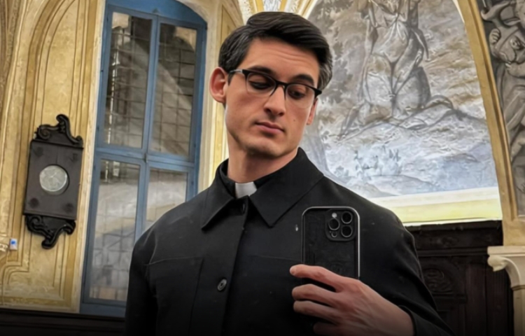 Sacerdote influencer deja el ministerio tras críticas por sus videos de fitness