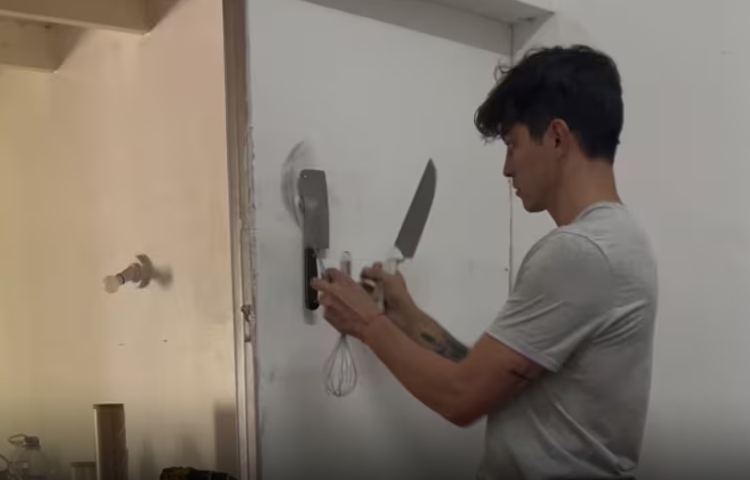 Joven crea ‘cemento magnético’ para colgar objetos sin perforar paredes