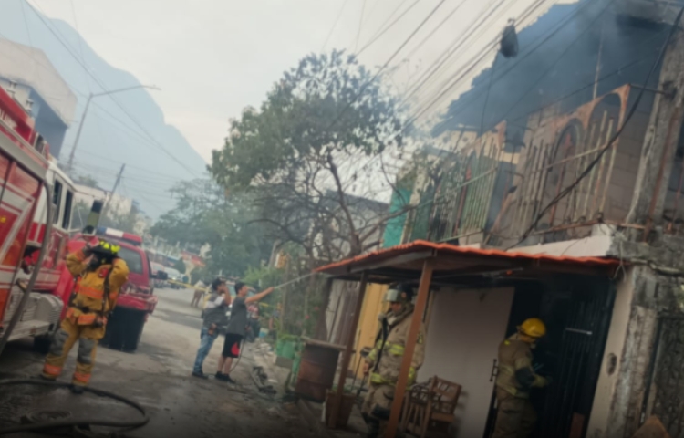 Casa de dos pisos queda en pérdida total tras incendio en Guadalupe