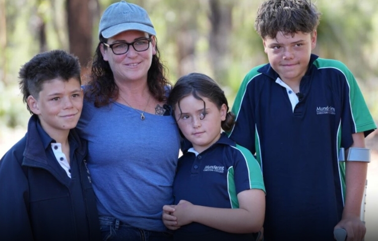 Adolescente australiano enfrenta el océano para salvar a su familia