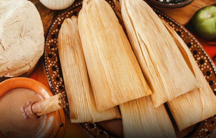 Mujer se equivoca y prueba tamal con hoja incluida; su reseña se hace viral